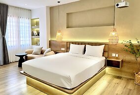 KIN WANDER TÂN PHONG, THE MOONAGE