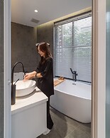 KIN WANDER TÂN PHONG, THE MOONAGE