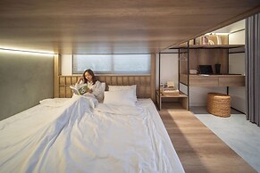 KIN WANDER TÂN PHONG, THE MOONAGE