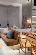 KIN WANDER TÂN PHONG, THE MOONAGE