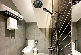 KIN WANDER TÂN PHONG, THE MOONAGE