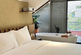 KIN WANDER TÂN PHONG, THE MOONAGE