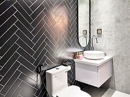 KIN WANDER TÂN PHONG, THE MOONAGE