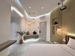 KIN WANDER TÂN PHONG, THE MOONAGE