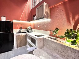 KIN WANDER TÂN PHONG, THE MOONAGE