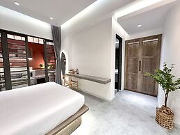 KIN WANDER TÂN PHONG, THE MOONAGE