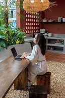 KIN WANDER TÂN PHONG, THE MOONAGE