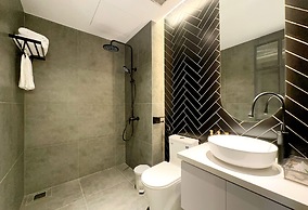 KIN WANDER TÂN PHONG, THE MOONAGE