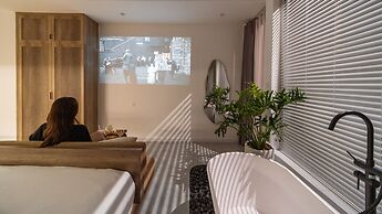 KIN WANDER TÂN PHONG, THE MOONAGE