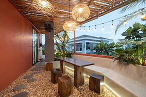 KIN WANDER TÂN PHONG, THE MOONAGE