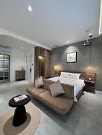 KIN WANDER TÂN PHONG, THE MOONAGE