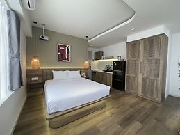 KIN WANDER TÂN PHONG, THE MOONAGE