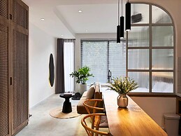 KIN WANDER TÂN PHONG, THE MOONAGE