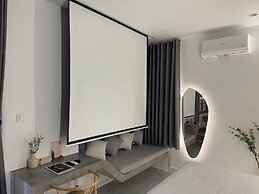 KIN WANDER TÂN PHONG, THE MOONAGE