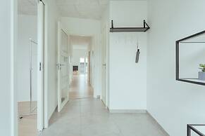 Delightful 2 Bedroom Apt | Balcony | Parking