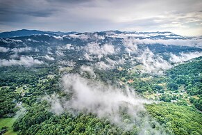Mountain View Cabin w/ Hot Tub: 27 Mi to Asheville