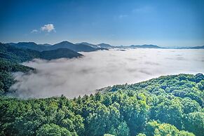 Mountain View Cabin w/ Hot Tub: 27 Mi to Asheville