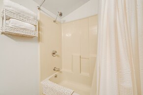 Mountain View Cabin w/ Hot Tub: 27 Mi to Asheville