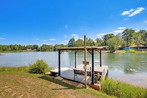 Kilgore Lakefront Home w/ Private Dock & Pier!