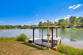 Kilgore Lakefront Home w/ Private Dock & Pier!