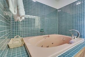 Ski-in/ski-out Wintergreen Resort Condo w/ Patio!