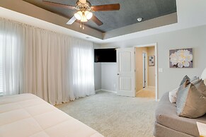 'vibe Villa' w/ Backyard ~ 8 Mi to Shaw Afb!