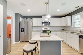 'vibe Villa' w/ Backyard ~ 8 Mi to Shaw Afb!