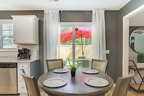 'vibe Villa' w/ Backyard ~ 8 Mi to Shaw Afb!