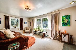 Serene Home w/ Hot Tub - 6 Mi to Boulder Falls!