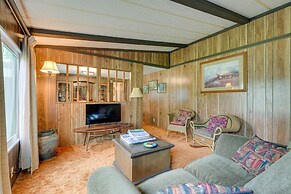 Cozy Salmon Home w/ Mountain Views & River Access