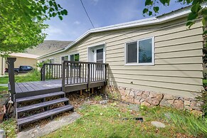 Cozy Salmon Home w/ Mountain Views & River Access