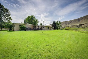 Cozy Salmon Home w/ Mountain Views & River Access