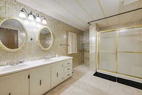 Cozy Salmon Home w/ Mountain Views & River Access