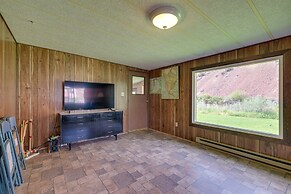 Cozy Salmon Home w/ Mountain Views & River Access