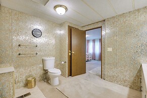 Cozy Salmon Home w/ Mountain Views & River Access