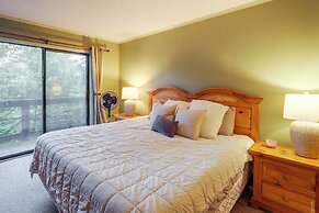 Pet-friendly Beech Mountain Condo: Walk to Slopes!