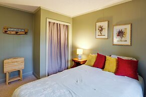 Pet-friendly Beech Mountain Condo: Walk to Slopes!