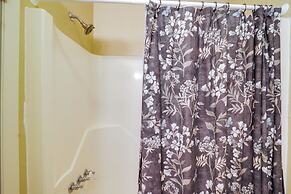 Pet-friendly Beech Mountain Condo: Walk to Slopes!