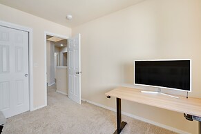 Bothell Retreat: Home Gym, Fireplace & More!