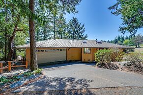 Serene La Conner Retreat w/ Fireplace & Deck!