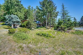 Serene La Conner Retreat w/ Fireplace & Deck!