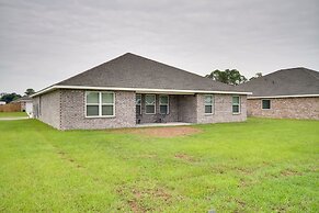 Lovely Long Beach Retreat w/ Covered Patio!