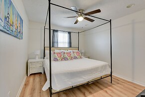 Bright Destin Condo w/ Community Pool!