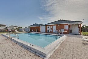 Bright Destin Condo w/ Community Pool!