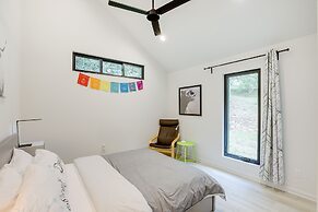 Brevard Retreat: Fireplace, Deck & Screened Porch!