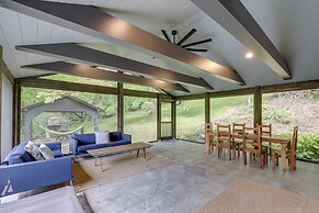 Brevard Retreat: Fireplace, Deck & Screened Porch!