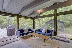 Brevard Retreat: Fireplace, Deck & Screened Porch!