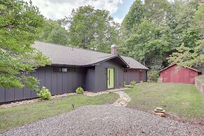 Brevard Retreat: Fireplace, Deck & Screened Porch!