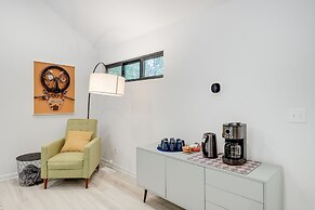 Brevard Retreat: Fireplace, Deck & Screened Porch!