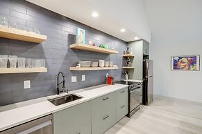 Brevard Retreat: Fireplace, Deck & Screened Porch!